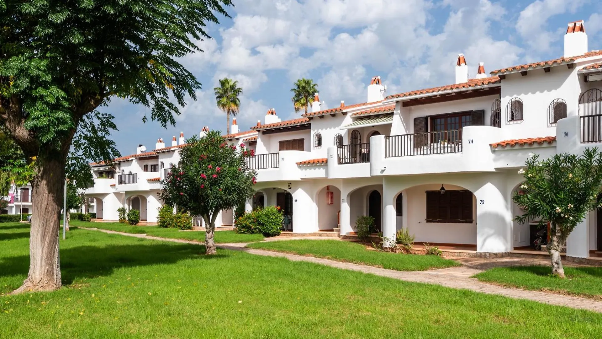 Apartamentos En Son Bou contacts